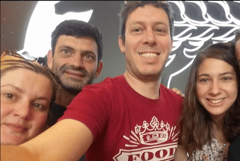 גולגברגר (במרכז) עם צוות הוידאו. צילום: עצמי