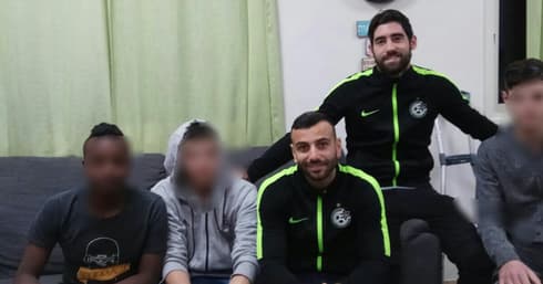 השחקנים והחניכים במפגש (צילום: באדיבות הפנימייה)
