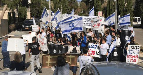 "כחולון רק אתה תציל אותנו" תושבי השרון הפגינו נגד אסדת הגז 