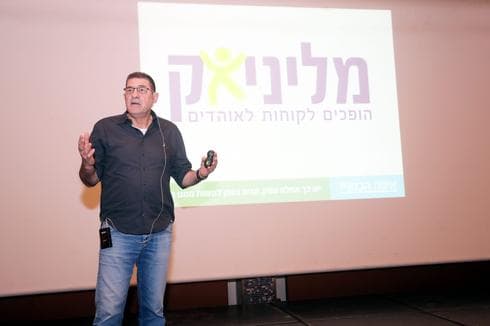 אריה מליניאק מרצה בכנס. צילום: גיל נחושתן