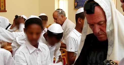 שלומי שבת עם נערי בר מצווה בחדרה (צילום ארכיון: לירן טטרו)