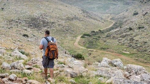 גדי דורי במהלך טיול באזור מגדל צדק. צילום: באדיבות דורי