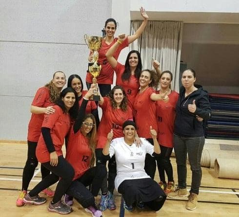 שחקניות "רמב"ם" חוגגות את הגביע אשתקד. יניפו גם השנה?