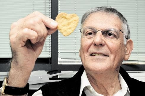 פרופ' דן שכטמן ועוגיה מקמח חרקים. צילום: נחום סגל