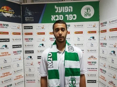 טיטלמן עם חתימתו. יצליח להכנס לנעליים של רז כהן? | צילום: דף הפייסבוק של המועדון