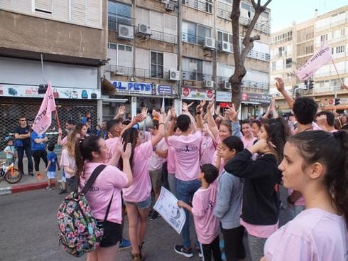 מעל מאה נערים מבתי הספר בכפר-סבא ממשיכים את המסורת ורצים לזכרה של חגית חרט ז"ל שנפטרה ממחלת הסרטן. מעל מאה נערים מבתי הספר בכפר-סבא ממשיכים את המסורת ורצים לזכרה של חגית חרט ז"ל שנפטרה ממחלת הסרטן.