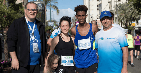 שאול מיטלברג, הזוכה תקלייאן מלקה, הזוכה הגר כנעני וצביקה צרפתי ראש העירייה (צילם: רמי זרינגר) שאול מיטלברג, הזוכה תקלייאן מלקה, הזוכה הגר כנעני וצביקה צרפתי ראש העירייה (צילם: רמי זרינגר)