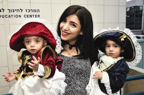 מונא עראף והתאומות. צילום: נחום סגל