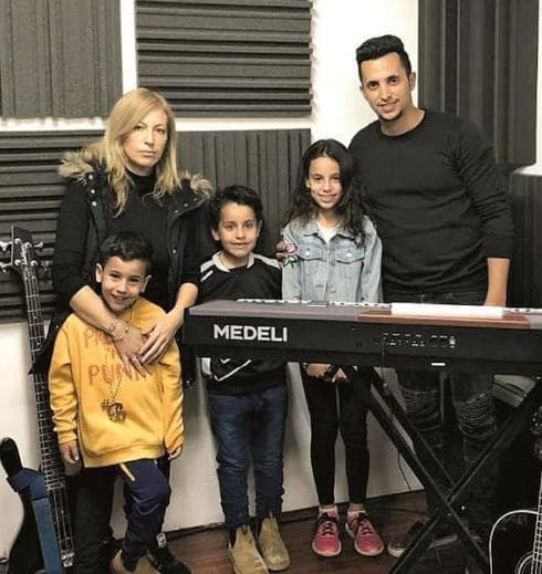 מתן שמר עם משפחת אריה (צילום עצמי) מתן שמר עם משפחת אריה (צילום עצמי)