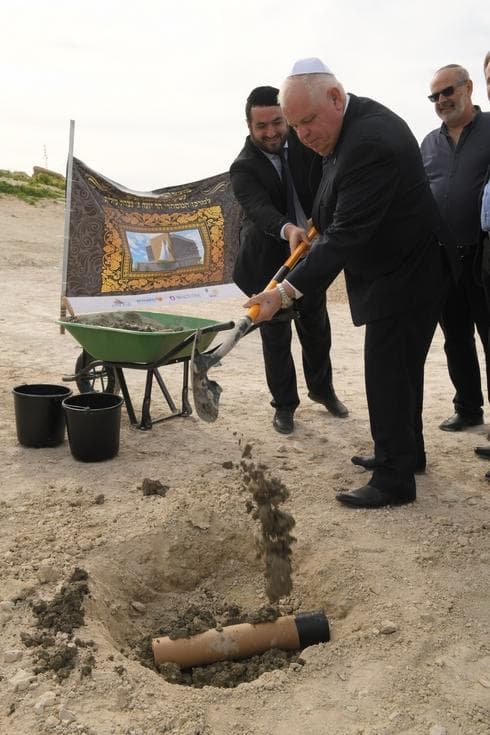 ראש העירייה רונן פלוט בטקס הנחת אבן הפינה (צילום באדיבות עיריית נצרת עילית)