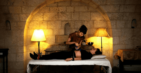 "האידיאל הוא להיות מול האדם הנבדק ללא קהל". דובשני במהלך עבודתה, צילום: שירה אבולעפיה
