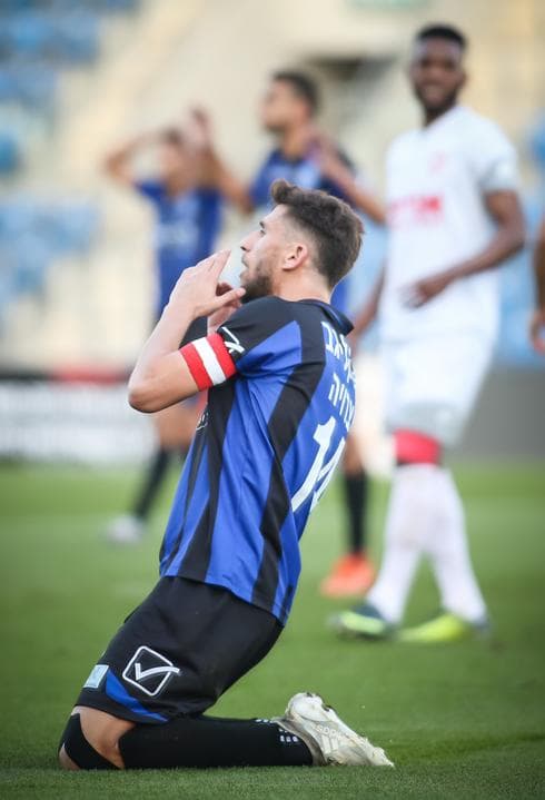 הפועל פ"ת מתעוררת לתוך סיוט. גל צרויה לא מאמין. צילום: עוז מועלם