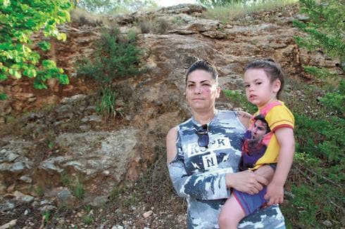 קרן סנדור ובנה איתי. עקיצת הזבוב הופכת לפצע מוגלתי וכואב | צילום: אסף פרידמן