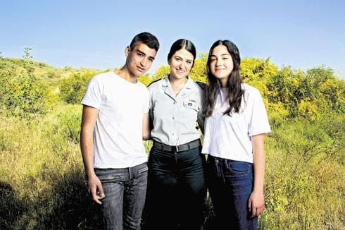 נוי עם האחים שנולדו אחרי הפיגוע, טליה ושליו. צילום: ריאן