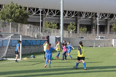 תשקיעו בהם ובחבריהן. ילדות הפועל פ"ת מכדררות. צילום: גיל עדי