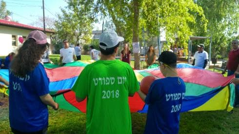 דיירי "בני ציון" ושחקניות "מאמאנט". צילום: נעמי מאיר גרבר דיירי "בני ציון" ושחקניות "מאמאנט". צילום: נעמי מאיר גרבר