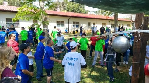 על מגרש הכדורשת. צילום: נעמי מאיר גרבר על מגרש הכדורשת. צילום: נעמי מאיר גרבר