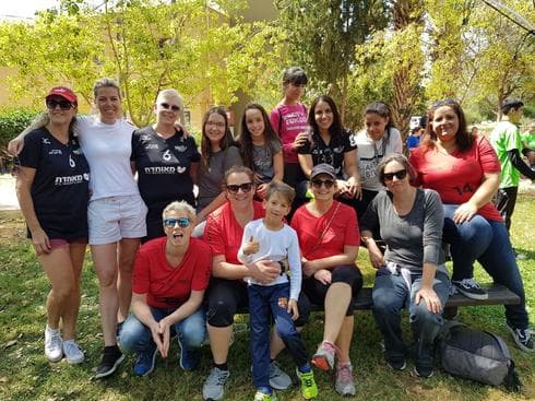 בנות "מאמאנט" ראש העין וילדיהן. תמונה קבוצתית של אלופות. צילום: באדיבות השחקניות בנות "מאמאנט" ראש העין וילדיהן. תמונה קבוצתית של אלופות. צילום: באדיבות השחקניות