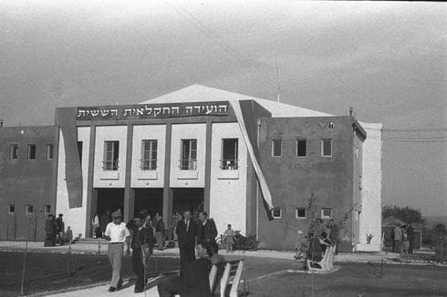 נבנה לבנה אחר לבנה. עמל | צילום: מוזיאון כפר סבא
