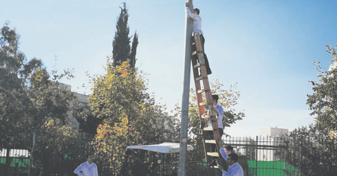 החרדים תולים את חוטי העירוב. צילום: מהפייסבוק