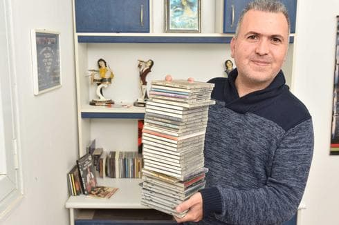 מצפה. שולט בחומר (צילום: שרון צור)
