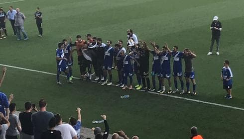 שחקני הקבוצה חוגגים את הניצחון עם אוהדיהם