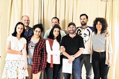 השחקנים, הבמאי, המחזאי והסופרת. צילום: צביקה טישלר