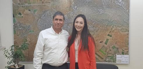 מקבלת את ברכת הדרך  מראש העירייה יצחק מירון (צילום: עיריית עפולה)