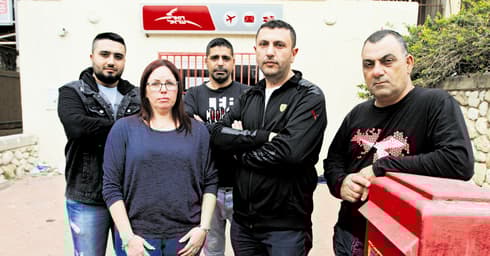 תושבים ליד הסניף הסגור. "עצוב ומקומם" (צילום: אסף פרידמן)