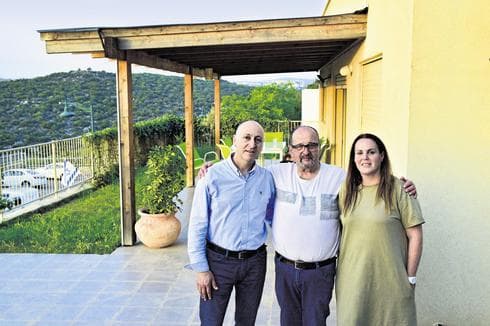 יעקב גבע במרכז, עם בתו סיגל ושותפו הנרי דקואר. צילום: נחום סגל