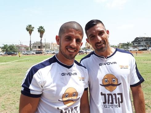 רן שפיר (אקס "כוכב נולד") והדוד דביר חדד, שחקני קבוצת "הנשרים". צילום: אבישי גמליאל