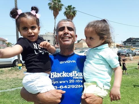 רונן מליחי, כוכב הפועל ראש העין לשעבר ושחקן קבוצת "הוותיקים" עם הנכדים. צילום: אבישי גמליאל רונן מליחי, כוכב הפועל ראש העין לשעבר ושחקן קבוצת "הוותיקים" עם הנכדים. צילום: אבישי גמליאל