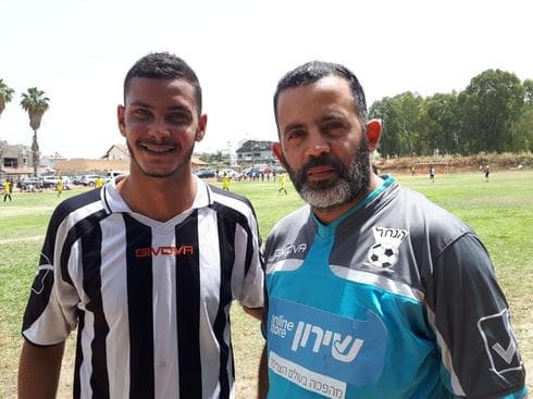 השוער גבי ביטון ושמעון מחפוד מקבוצת "הנחל". צילום: אבישי גמליאל