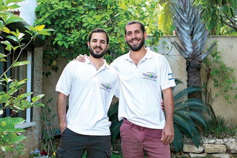 רועי (מימין) ואיתי. "זו חוויה עוצמתית" | צילום: צביקה טישלר