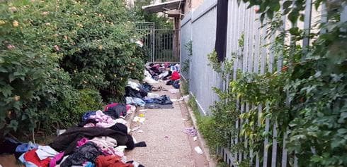 בגדים זרוקים מכל עבר. צילום: אייל עצמון בגדים זרוקים מכל עבר. צילום: אייל עצמון