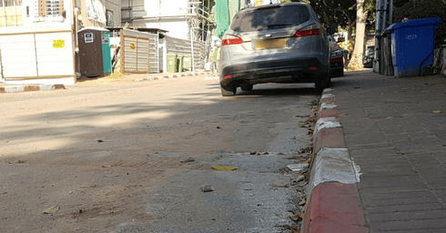 המדרכות ברחוב הר מירון. התושבים יודעים שלא יקבלו דוח? | צילום: אריאל ימיני