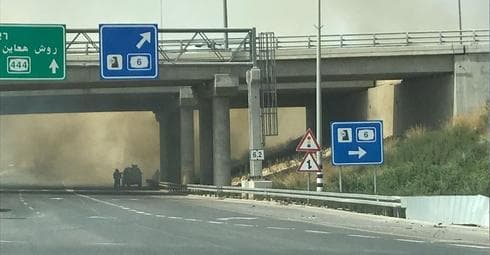 שריפה במחלף חורשים (צילום: אורי קידר) שריפה במחלף חורשים (צילום: אורי קידר)