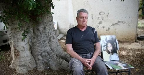 האב עם תמונת בתו. רוצה לחדש את פסטיבל הסרטים לזכרה | צילום אבי מועלם