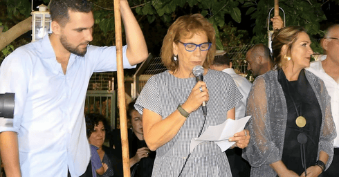 "לא רצינו לסכן את האורחים". איילת מברכת את הזוג, צילום: אלבום משפחתי "לא רצינו לסכן את האורחים". איילת מברכת את הזוג, צילום: אלבום משפחתי