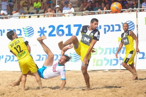 צחי אילוז (בלבן) בפוזה טיפוסית. צילום: STRAVO