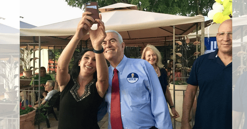 תהילה מיימון שושן דואגת לעשות סלפי עם יוסי סדבון (צילום: פרטי)