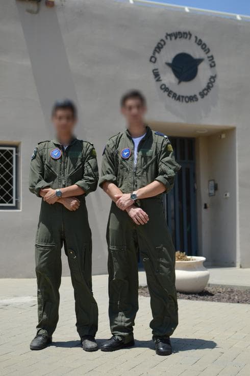 הכנפיים הייחודיות שקיבל קצין בן 20 מנתניה (צילום: דובר צה"ל) הכנפיים הייחודיות שקיבל קצין בן 20 מנתניה (צילום: דובר צה"ל)