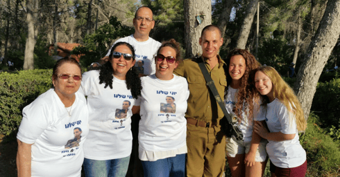 סגירת מעגל. יוני (במרכז) ובני המשפחה, צילום: אלבום משפחתי סגירת מעגל. יוני (במרכז) ובני המשפחה, צילום: אלבום משפחתי