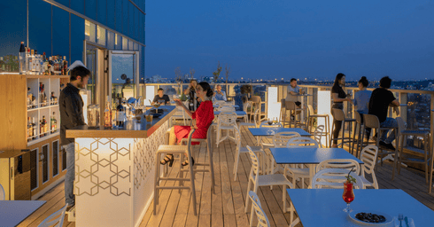 לראות את העיר מלמעלה. Rooftop Bar | צילום: מקס מורון