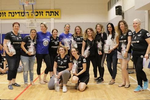 הקפטניות וחברות מנהלת הליגה. הרבה יותר מכדור ורשת. צילום: רולי שטיינר