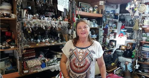 שרה קרונלנד.  כל מי שנכנס לחנות נבלע בתוכה | צילום אביגיל קדם