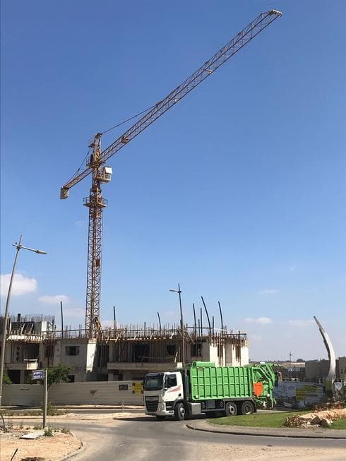 עגורן ללא תסקיר בדיקה מונף מעל כביש ובו מכוניות חולפות. צילום: דוברות פרקליטות מחוז דרום עגורן ללא תסקיר בדיקה מונף מעל כביש ובו מכוניות חולפות. צילום: דוברות פרקליטות מחוז דרום