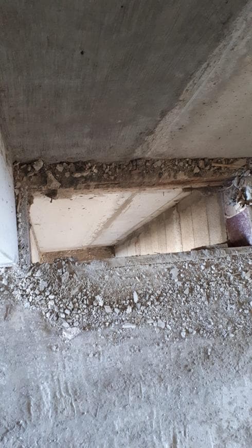 ליקויי בטיחות באתר בניה,חור ברצפה לא מאובטח. צילום: דוברות פרקליטות מחוז דרום