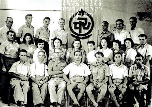 צוות הקנטינה בצריפין, 1949 | צילום: מתוך הספר "שקם - 40 שנה בשירות הביטחון"