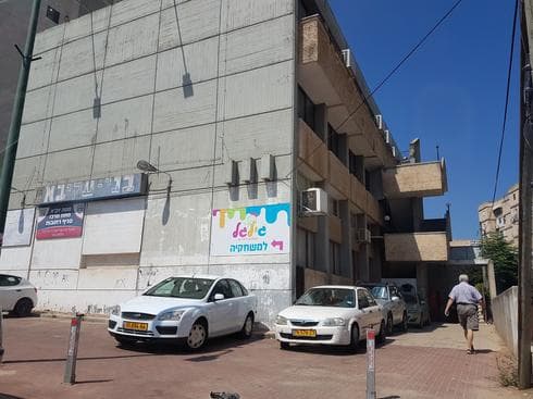 גוש בטון ליד הספרייה | צילום אביגיל קדם